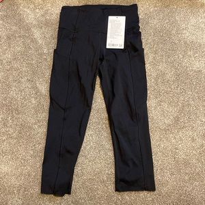 Black size 4 lukulemon capris with 4 pockets waistband sintch